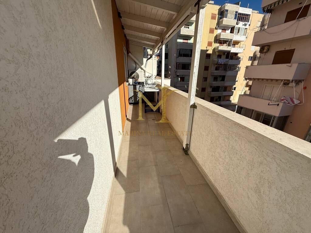 OFROHET ME QERA APARTAMENT 2+1 ME VERANDE, NE PLAZH PERBALLE ME FLORIDEN