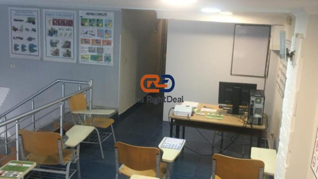 Tek Shkolla e Kuqe, Shitet Dyqan, Buze Rruge!!