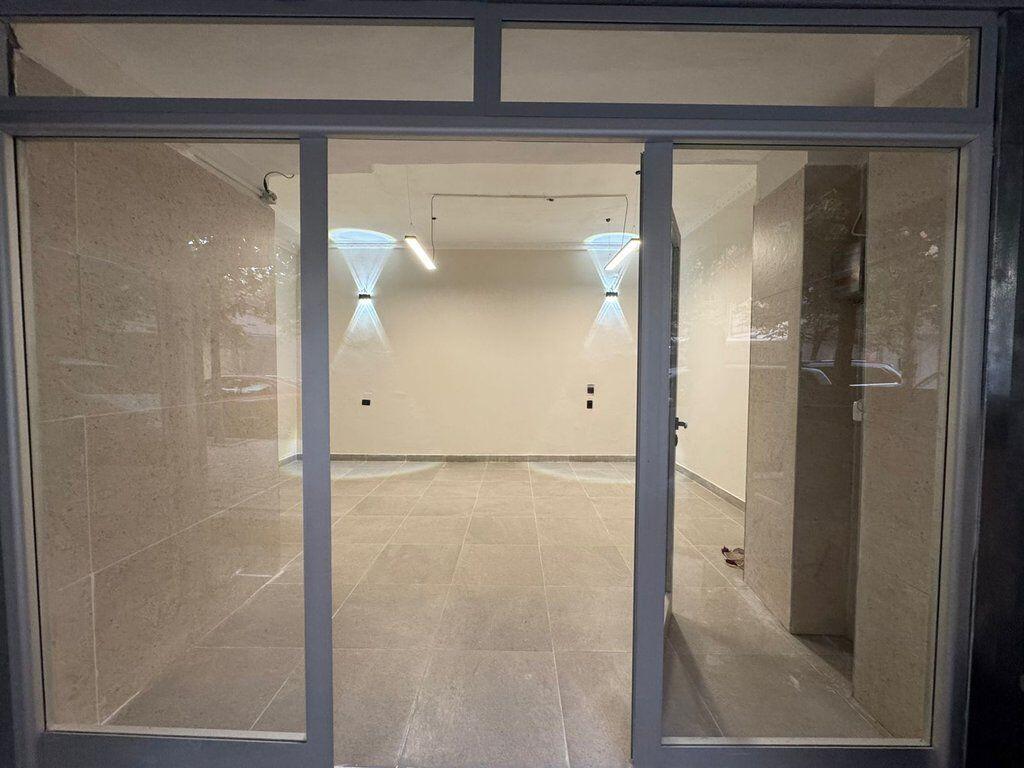 JEPET ME QERA AMBIENT KOMERCIAL TE ISH STACIONI I FUNDIT I TIRANES SE RE!