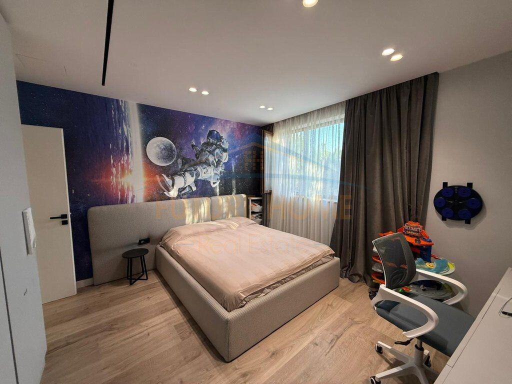 Shitet apartament 3+1+2+depo + 2 poste parkimi Kopshti Botanik