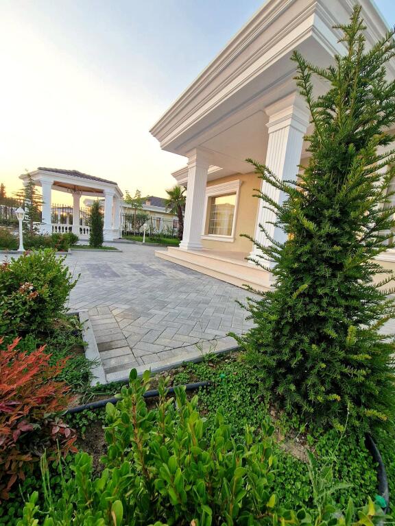 Vila luksi,5 km nga plazhi Qerretit,(hyrje te unazes veriore Kavaje)