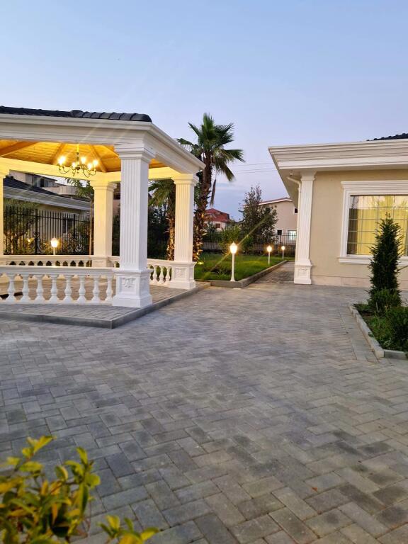 Vila luksi,5 km nga plazhi Qerretit,(hyrje te unazes veriore Kavaje)