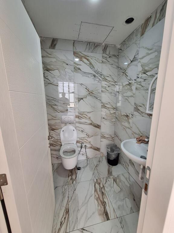 Spazio commerciale in vendita a Xhamllik, adatto per uffici, cliniche, ecc. (217 m2)