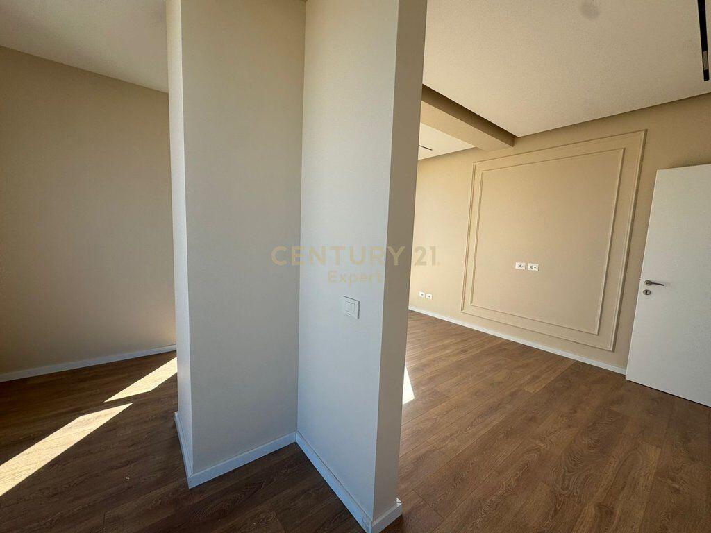 SHESIM APARTAMENT BOSH RRUGA MINE PEZA!  Apartament mund te pershtatet per banim, zyra, klinik, qender estetike etj. Sip. e ambjentit 86.1 m2 Sip. totale 104 m2 E pozicionuar ne katin e 5-te me pamje te lire dhe me vizibilitet te larte nga rruga kryesore.  Per me shume informacion na kontaktoni!