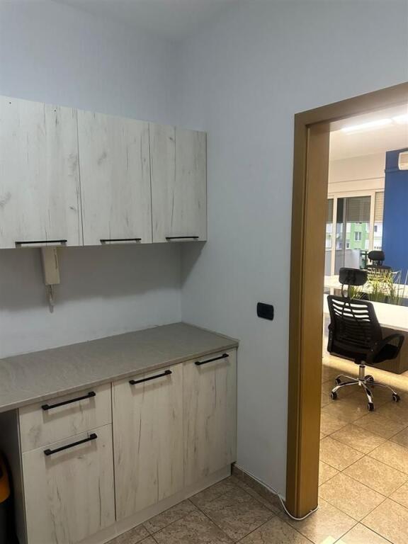 UFFICIO IN AFFITTO 65 M2 BLLOK 150.000 LEKE