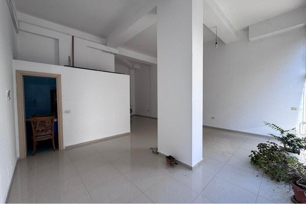 JEPET ME QIRA AMBJENT KOMERCIAL NE YZBERISHT !