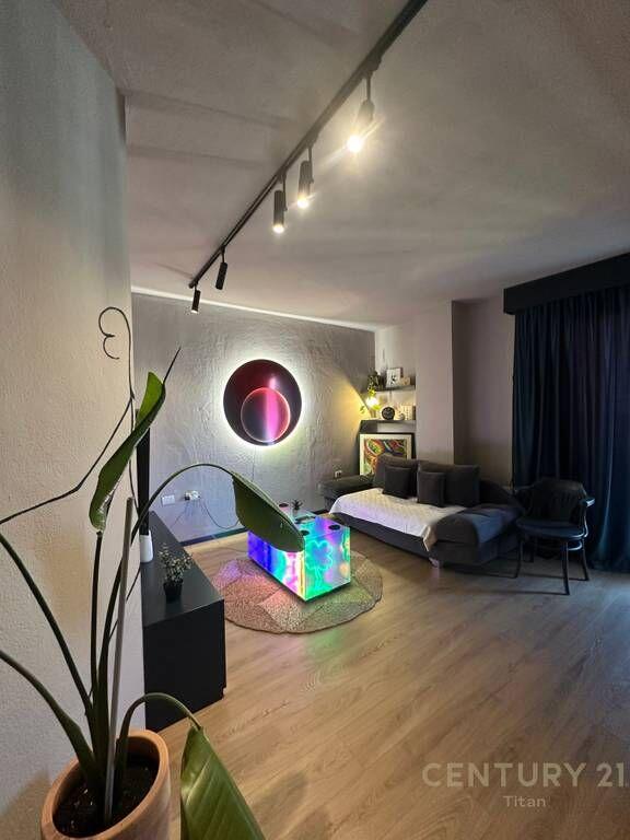 JEPET ME QIRA APARTAMENT 1+1+BALLKON TEK BULEVARDI "ZOGU I PARE", QENDER! 650 € /Muaj