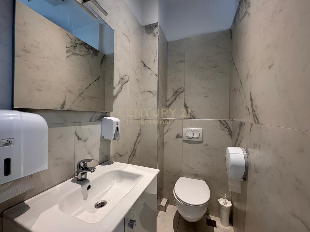 Locale Commerciale / Ufficio in affitto presso 'Park Gate', Via Elbasani 3.000 € /Mese Superficie Totale 160m2