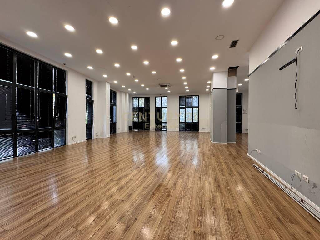 Locale Commerciale / Ufficio in affitto presso 'Park Gate', Via Elbasani 3.000 € /Mese Superficie Totale 160m2