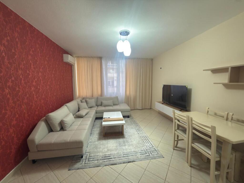 Jepet me Qira Apartament 1+1 tek nënkalimi i kopshtit botanik.