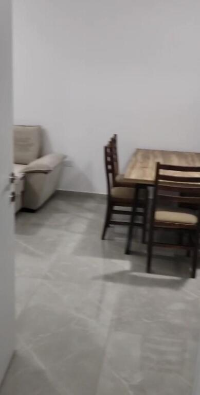 Jepet me qera Apartamenti 2+1 , Shkoze prane shkolles fillore Androkli Kostollari 550 mije leke
