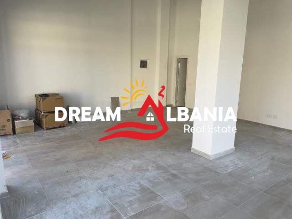 Locale commerciale in affitto in Rr.Dibres vicino all'ospedale Nene Tereza (ID 42711046)