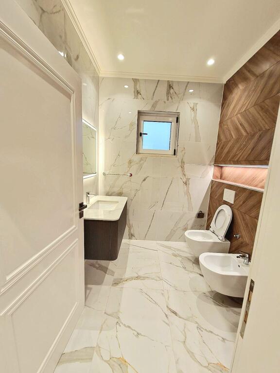 Vila luksi,5 km nga plazhi Qerretit,(hyrje te unazes veriore Kavaje)