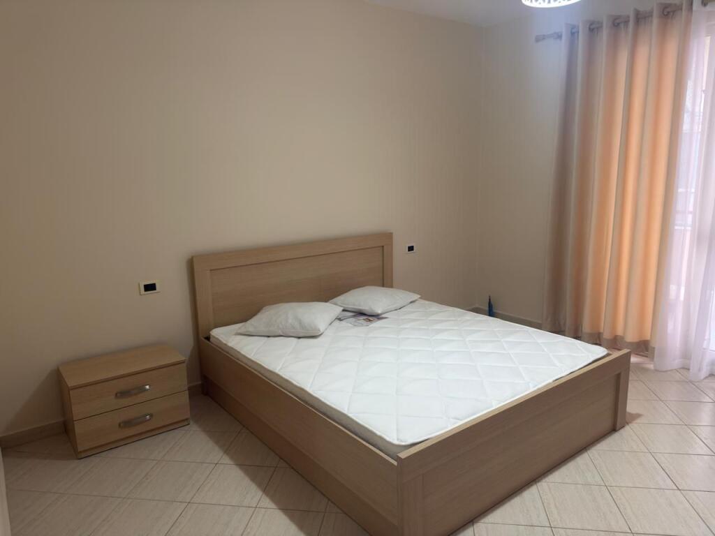 Jepet me Qira Apartament 1+1 tek nënkalimi i kopshtit botanik.