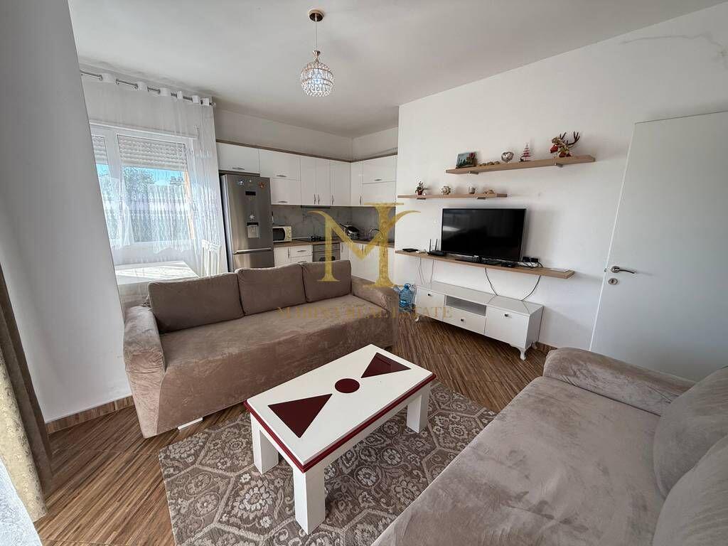 OFROHET ME QERA APARTAMENT 2+1 ME VERANDE, NE PLAZH PERBALLE ME FLORIDEN