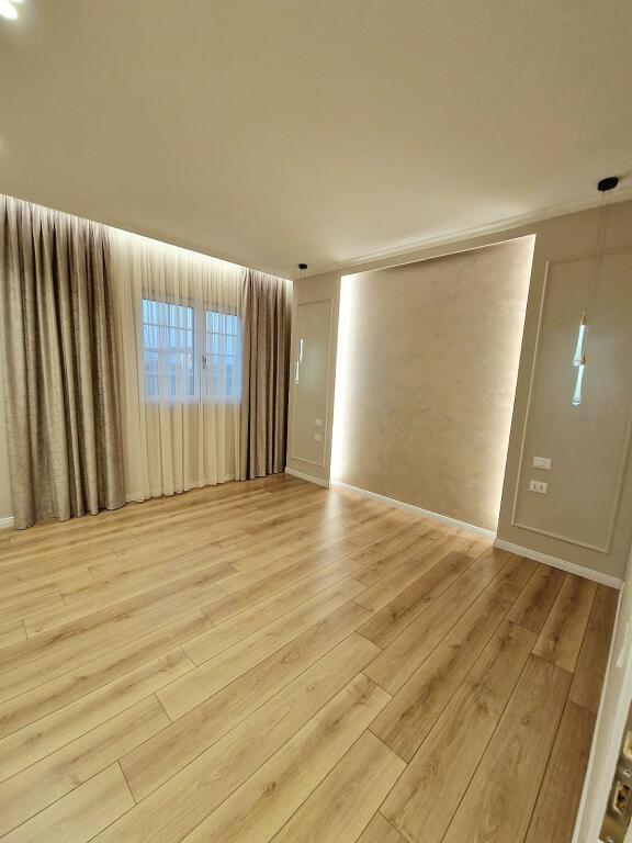 Vila luksi,5 km nga plazhi Qerretit,(hyrje te unazes veriore Kavaje)