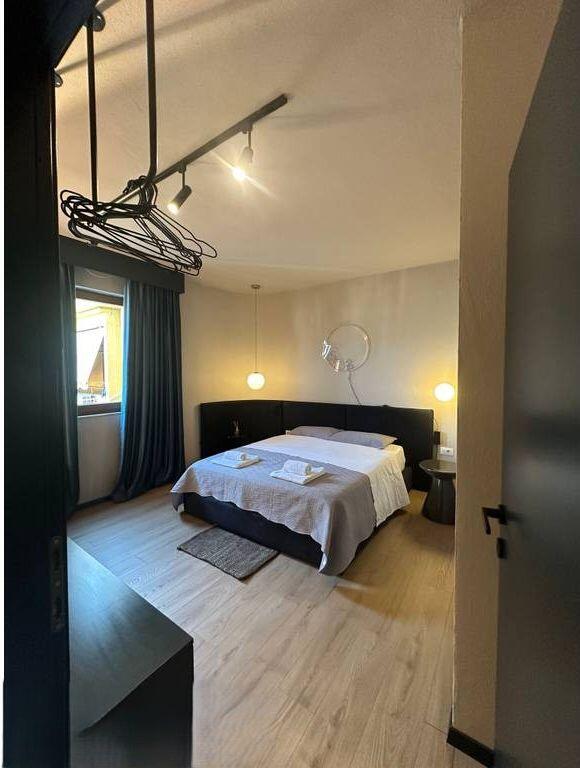 JEPET ME QIRA APARTAMENT 1+1+BALLKON TEK BULEVARDI "ZOGU I PARE", QENDER! 650 € /Muaj