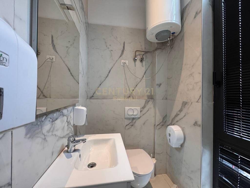 Locale Commerciale / Ufficio in affitto presso 'Park Gate', Via Elbasani 3.000 € /Mese Superficie Totale 160m2