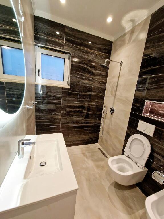 Vila luksi,5 km nga plazhi Qerretit,(hyrje te unazes veriore Kavaje)