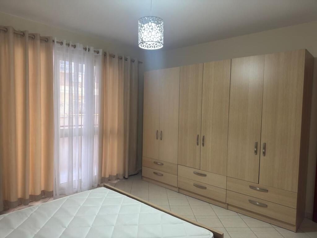 Jepet me Qira Apartament 1+1 tek nënkalimi i kopshtit botanik.