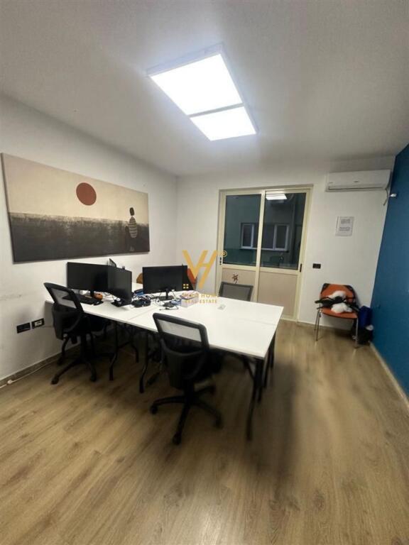 UFFICIO DI 95 M2 IN AFFITTO A BLLOK 250.000 LEKE