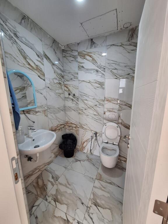 Spazio commerciale in vendita a Xhamllik, adatto per uffici, cliniche, ecc. (217 m2)