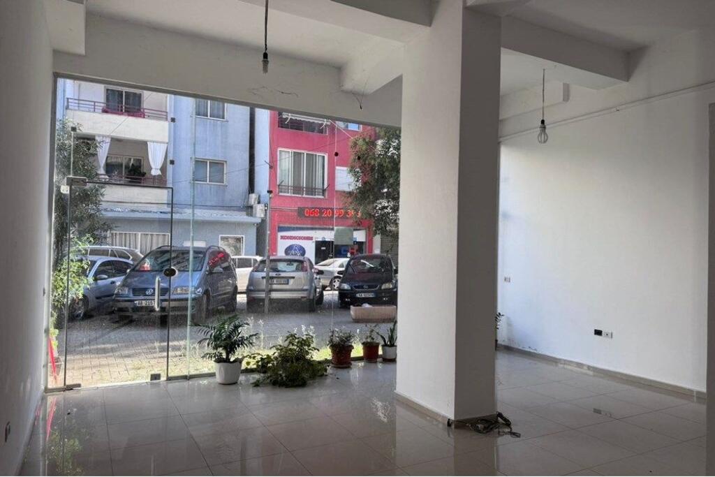 JEPET ME QIRA AMBJENT KOMERCIAL NE YZBERISHT !