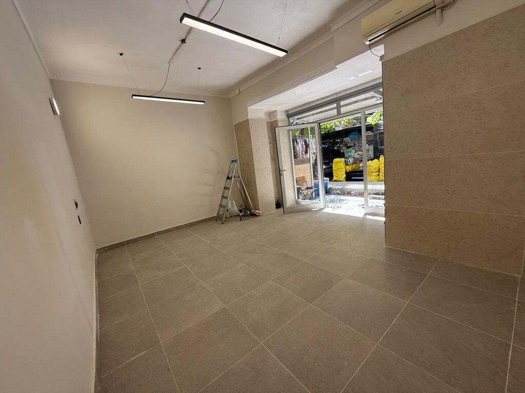 JEPET ME QERA AMBIENT KOMERCIAL TE ISH STACIONI I FUNDIT I TIRANES SE RE!