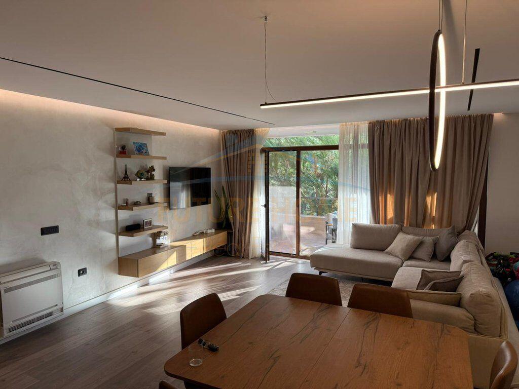 Shitet apartament 3+1+2+depo + 2 poste parkimi Kopshti Botanik