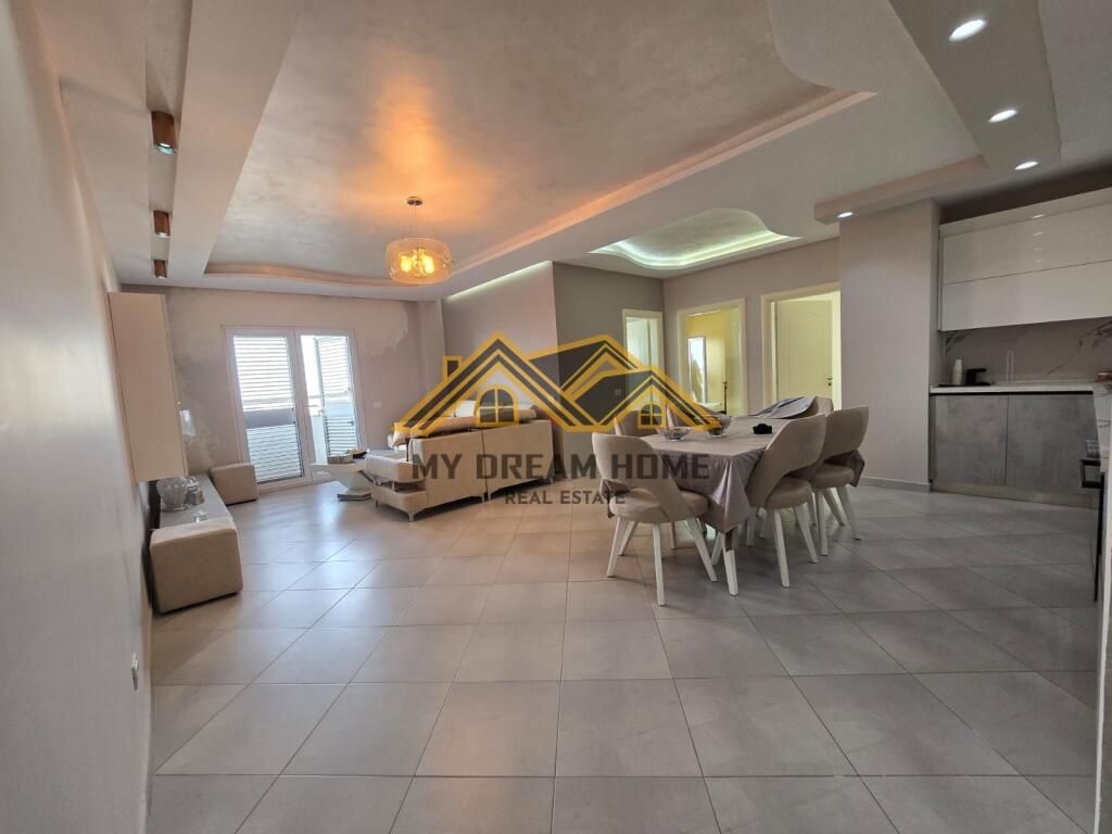 VENDESI APPARTAMENTO 2+1 CENTRO DURRES