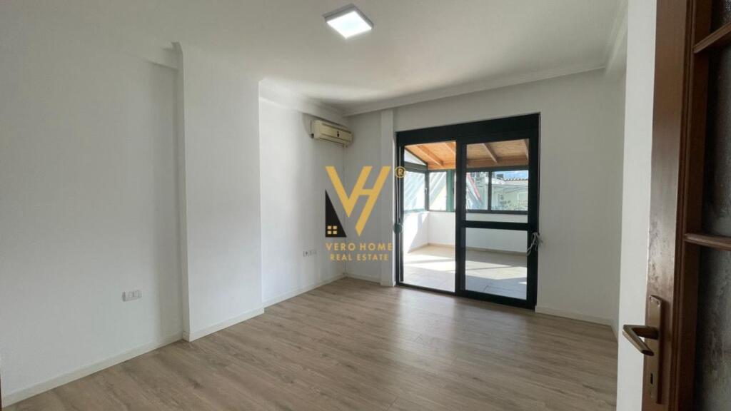 JEPET ZYRE 165 M2 ME QERA NE BLLOK 1.500 EURO