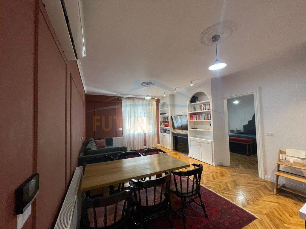 Shitet apartament 2+1+2+ post parkimi 21 Dhjetori