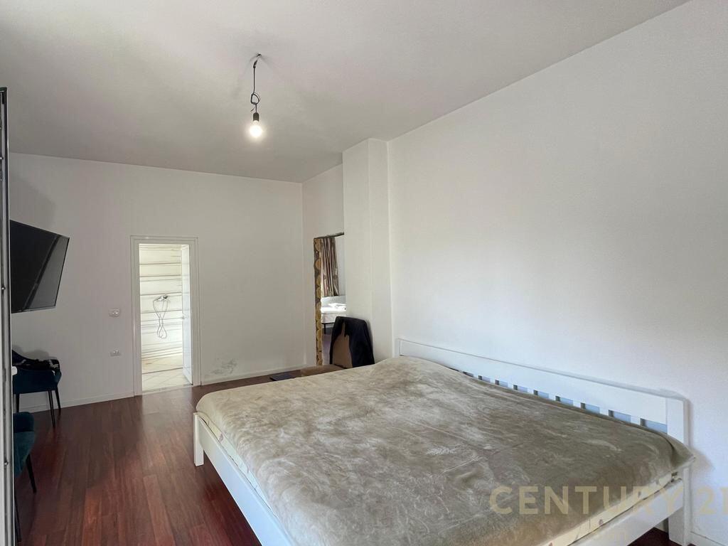 Jepet me qira vilë në zonën e 21 Dhjetorit, shumë pranë Rrugës “Muhamet Gjollesha” dhe kryqëzimit kryesor.