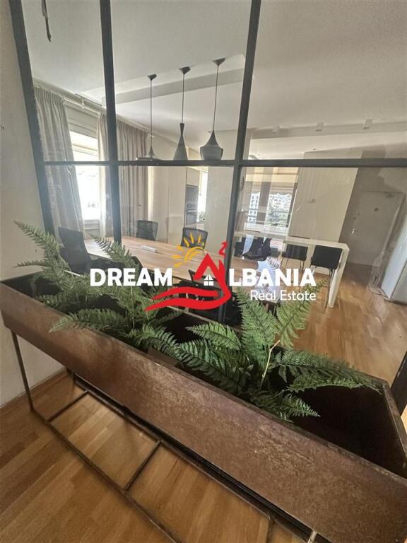 Ufficio in affitto a Bllok, Tirana (ID 42611194).