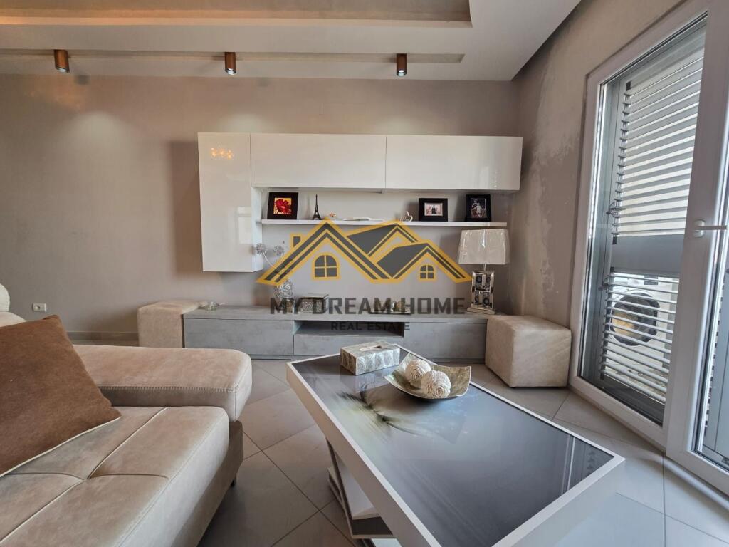 VENDESI APPARTAMENTO 2+1 CENTRO DURRES