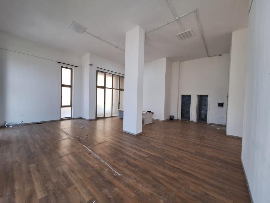 Spazio commerciale in vendita a Xhamllik, adatto per uffici, cliniche, ecc. (217 m2)