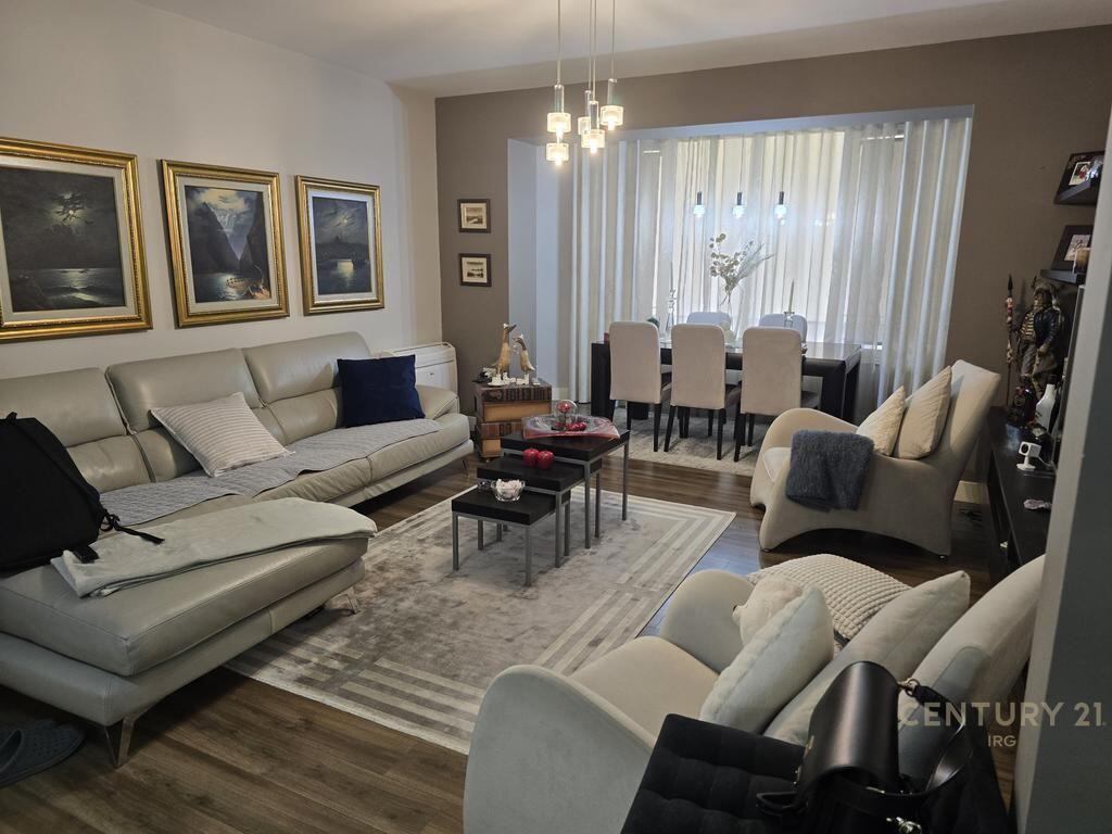 Apartament 3+1+2 per shitje ne zonen e Bllokut
