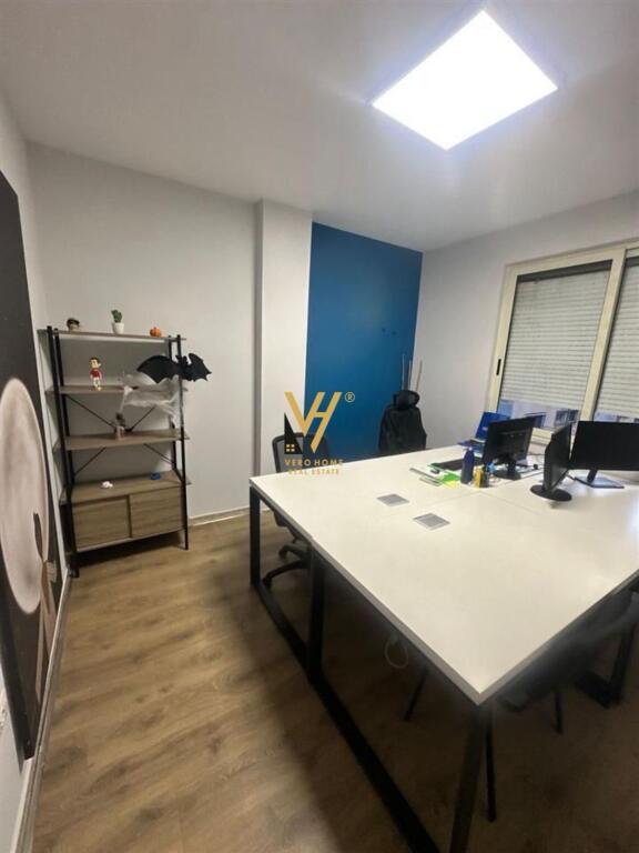 UFFICIO DI 95 M2 IN AFFITTO A BLLOK 250.000 LEKE