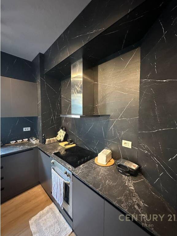 JEPET ME QIRA APARTAMENT 1+1+BALLKON TEK BULEVARDI "ZOGU I PARE", QENDER! 650 € /Muaj