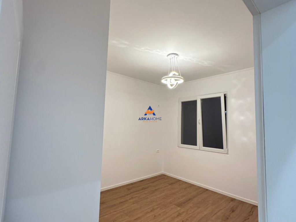 JEPET ZYRE ME QERA 2+1+2 BALLKONE "KOMUNA E PARISIT " 750.000 LEKE