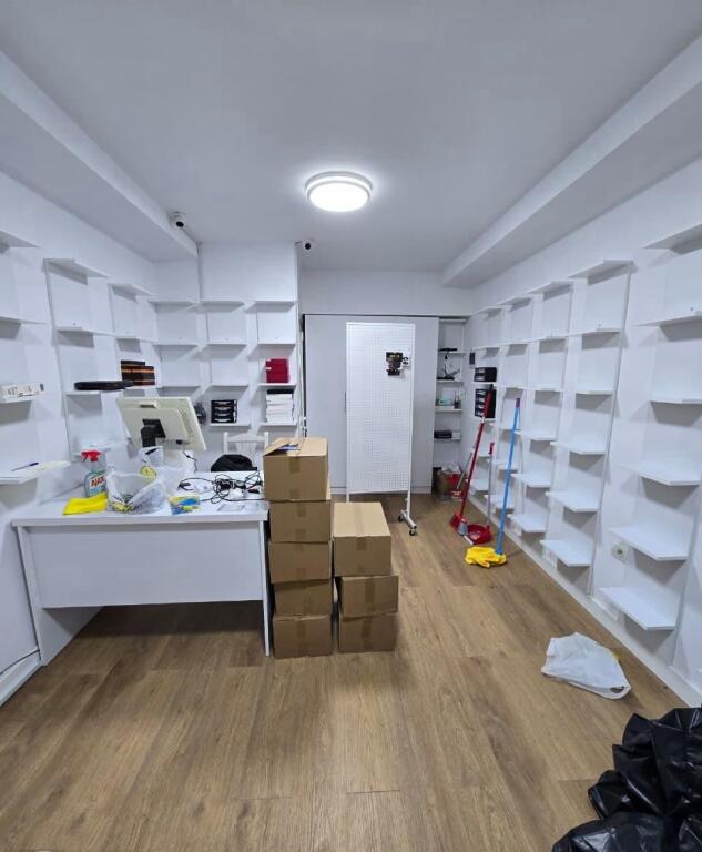 🏢 Shitet dyqan – Sheshi Willson, Tiranë