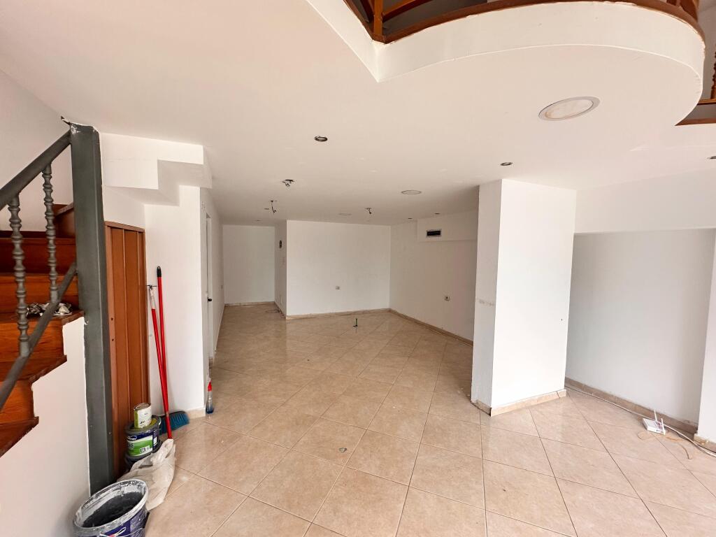 🏢 Dyqan me Qira – Ish Fusha e Aviacionit ✨