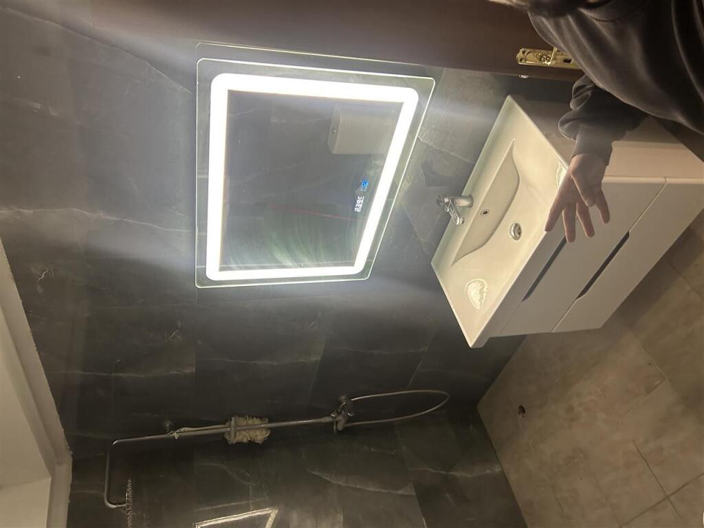 🏢Nella zona di Astiri, presso i Palazzi Fratari, si affitta un appartamento 2+1+2 arredato, 55.000 Leke     