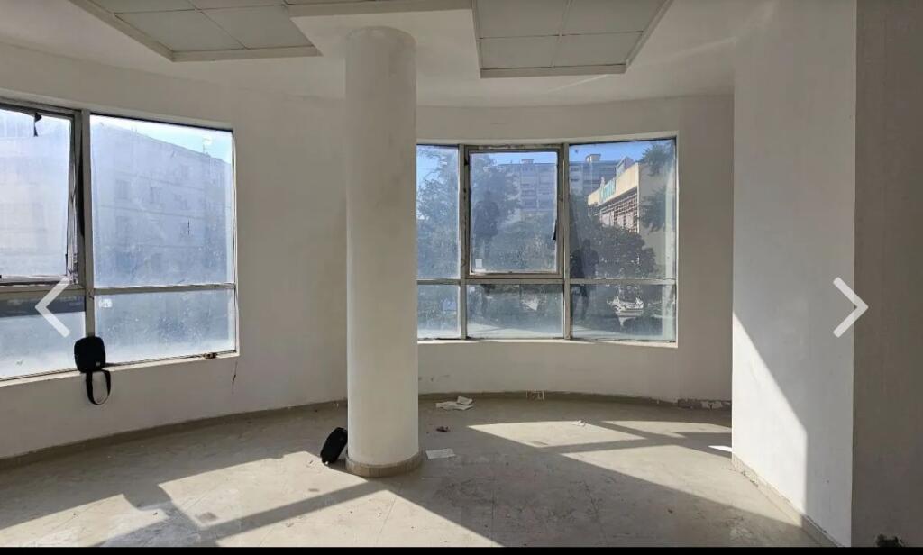 VENDITA AMBIENTE COMMERCIALE CENTRO VICINO AL PALAZZO DELLO SPORT DURRËS