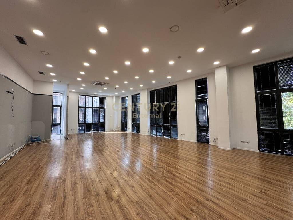 Locale Commerciale / Ufficio in affitto presso 'Park Gate', Via Elbasani 3.000 € /Mese Superficie Totale 160m2