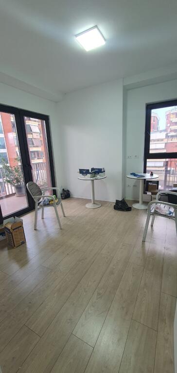 AMBIENT ZYRE PER QERA TEK RRUGA E KAVAJES