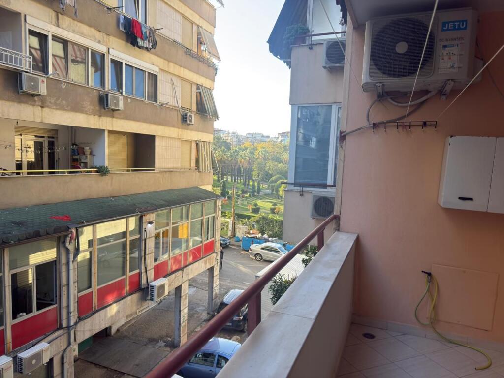 Jepet me Qira Apartament 1+1 tek nënkalimi i kopshtit botanik.