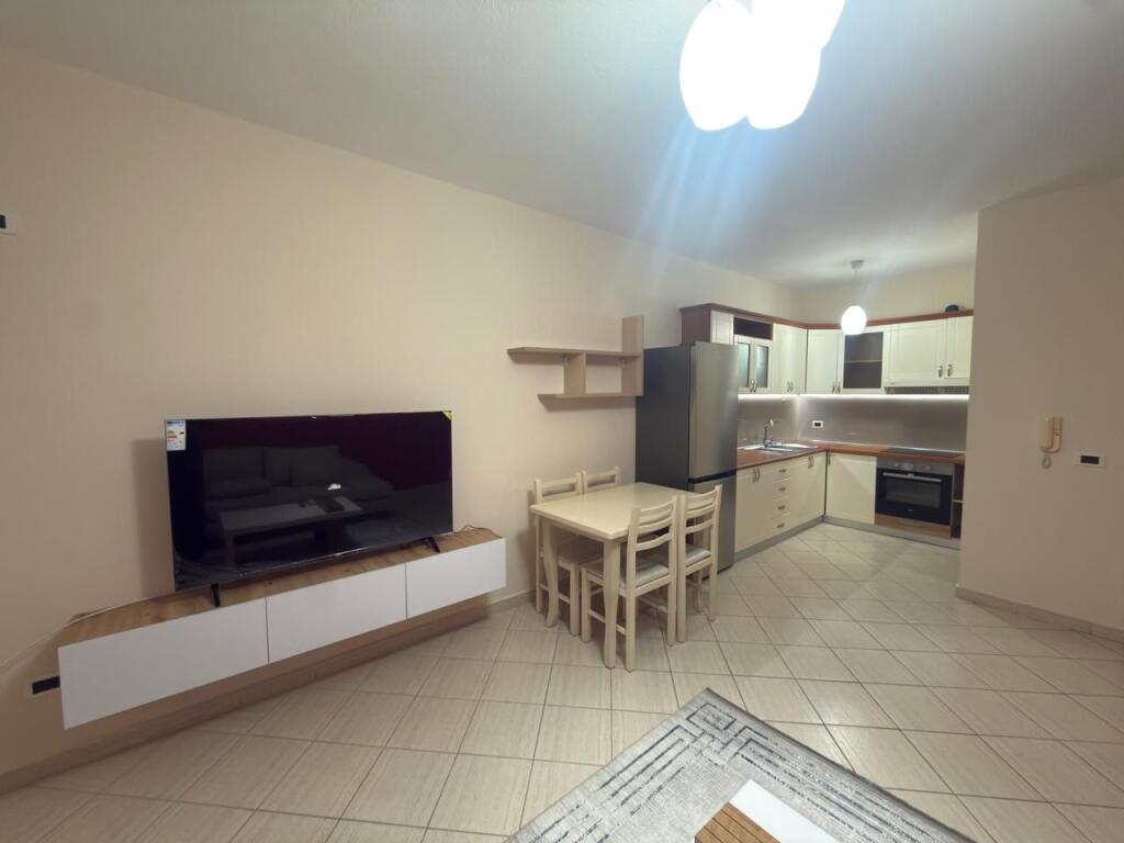 Jepet me Qira Apartament 1+1 tek nënkalimi i kopshtit botanik.