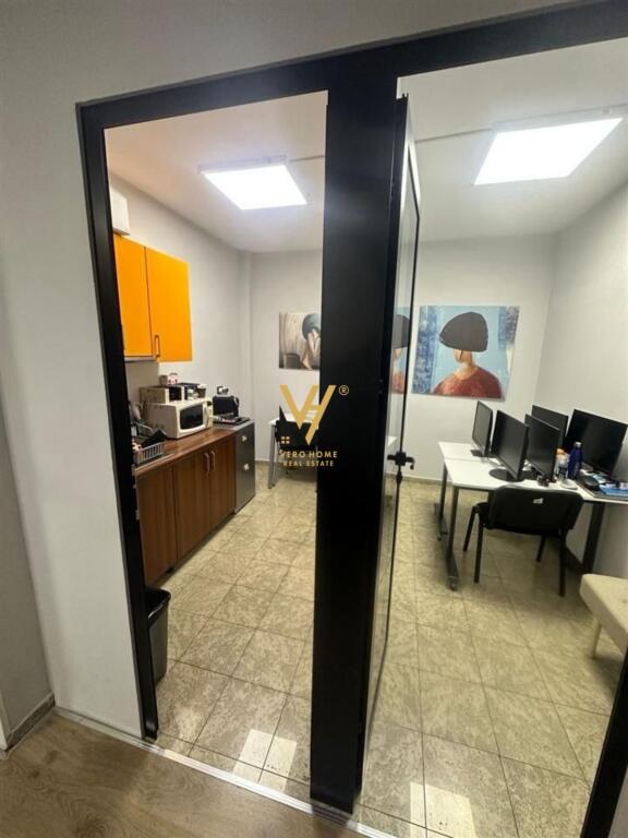 UFFICIO DI 95 M2 IN AFFITTO A BLLOK 250.000 LEKE