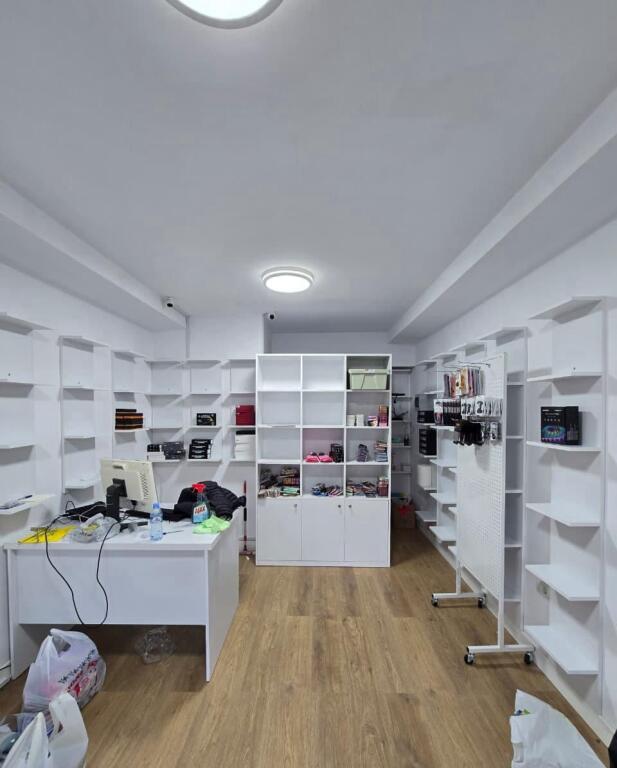 🏢 Shitet dyqan – Sheshi Willson, Tiranë